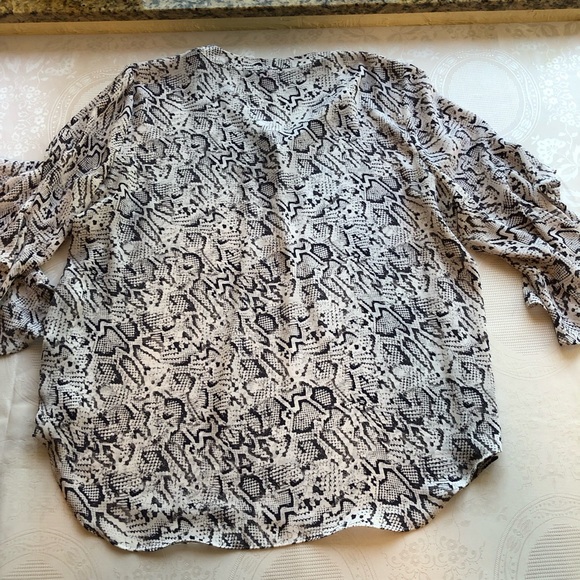 Vince Camuto White/Gray Snake Skin Animal Print Blouse Shirt Women’s Size XL - Picture 7 of 16